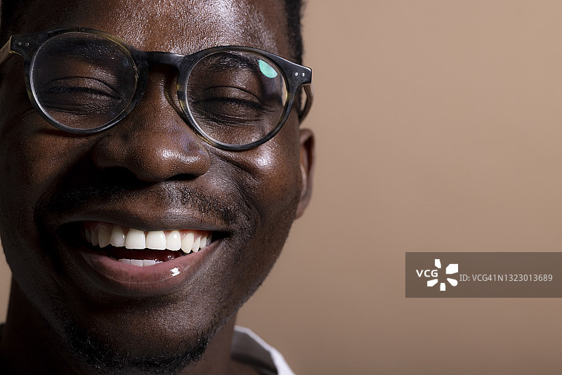 在照相馆摆姿势的快乐非裔美国男人肖像图片素材