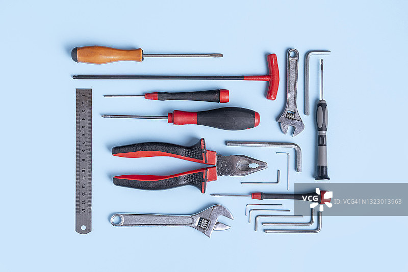 蓝色背景上的工作工具图片素材