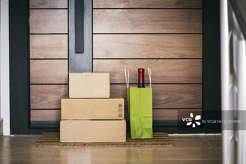 外卖餐品配送至住宅楼图片素材