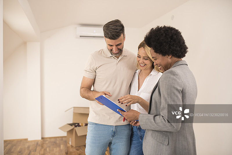 购买新公寓时检查合同的幸福情侣图片素材