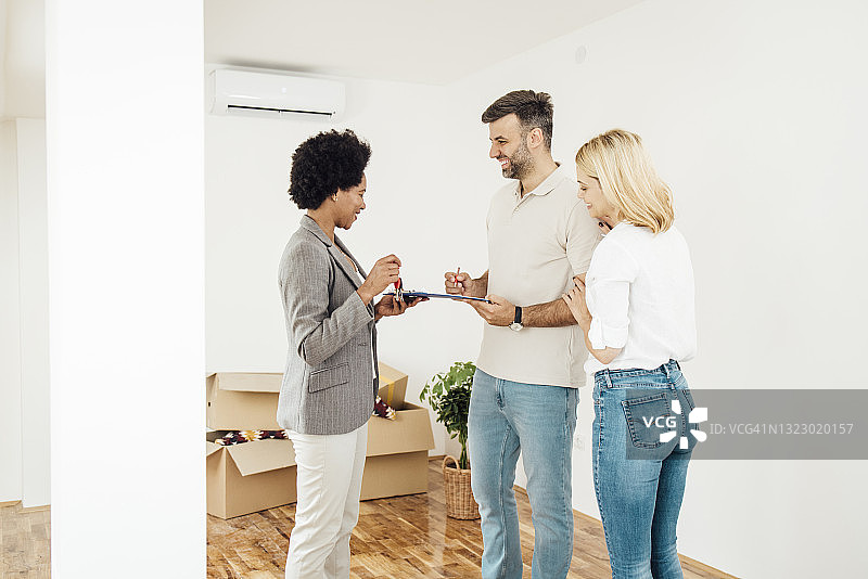 非洲裔房地产经纪人与买家签订合同图片素材