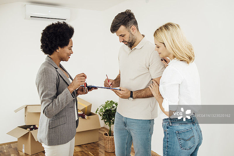 快乐夫妇签订购买新公寓的合同图片素材