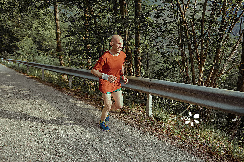 在山路上跑步的中年男人图片素材