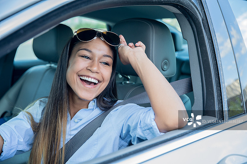 少女在车窗外开怀大笑图片素材