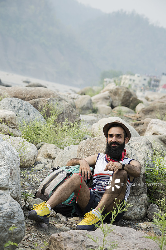 山间车站的年轻络腮胡男人照片图片素材
