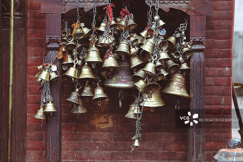 挂在墙上的一排铃铛图片素材
