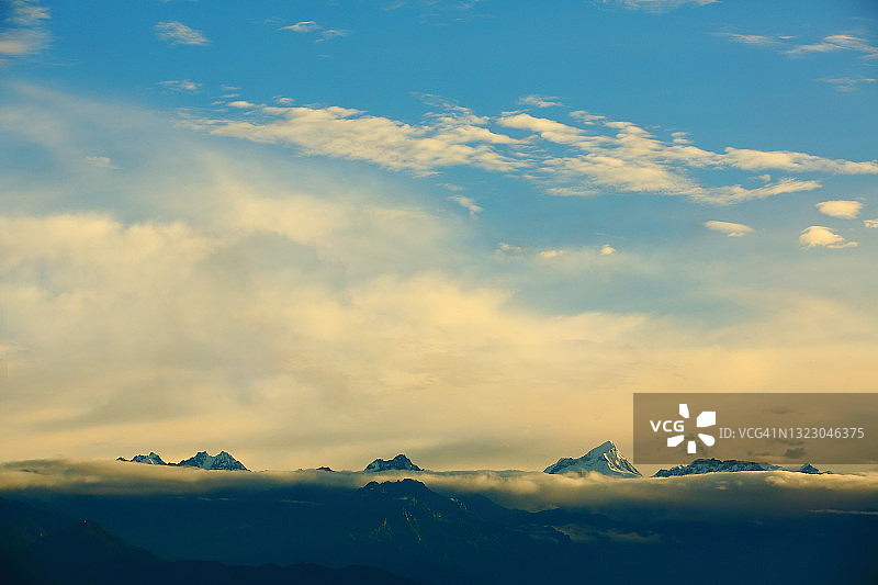 雪山和云彩图片素材