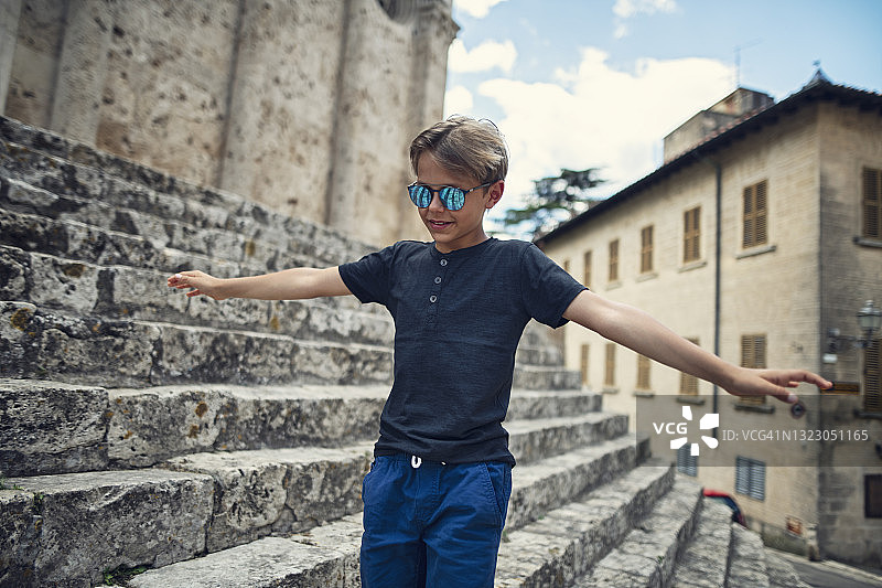 夏季假期中的意大利小镇家庭观光图片素材