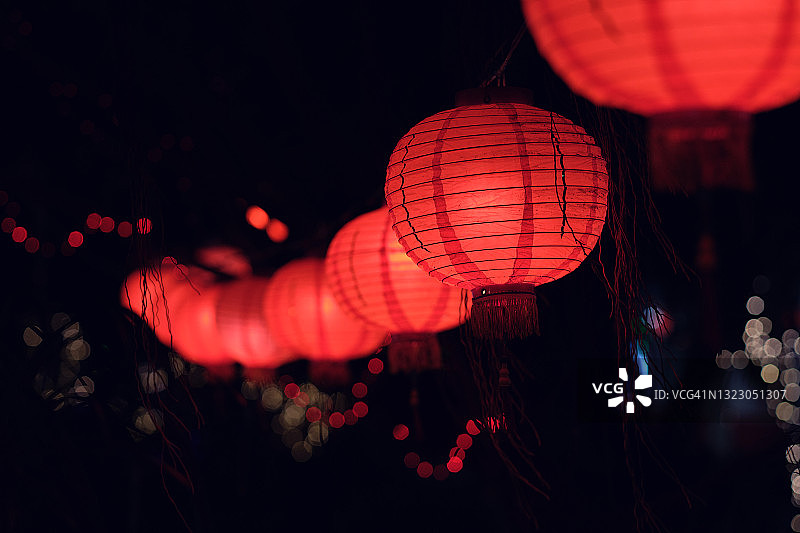 夜晚 illuminated 的红色纸灯笼图片素材