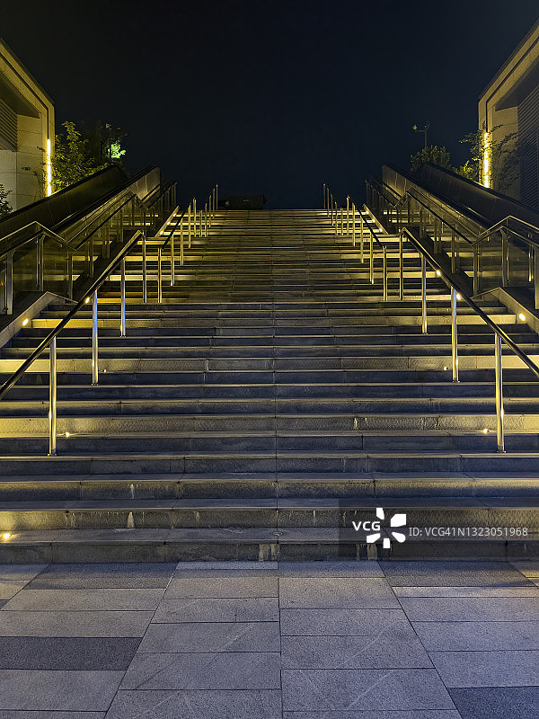 夜景：台阶的灯光效果图片素材