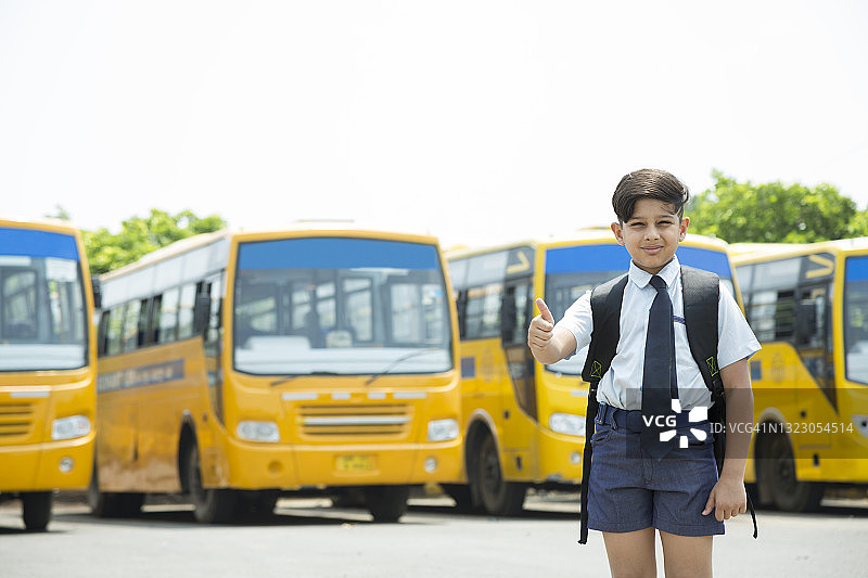 穿着校服的可爱印度儿童照片图片素材