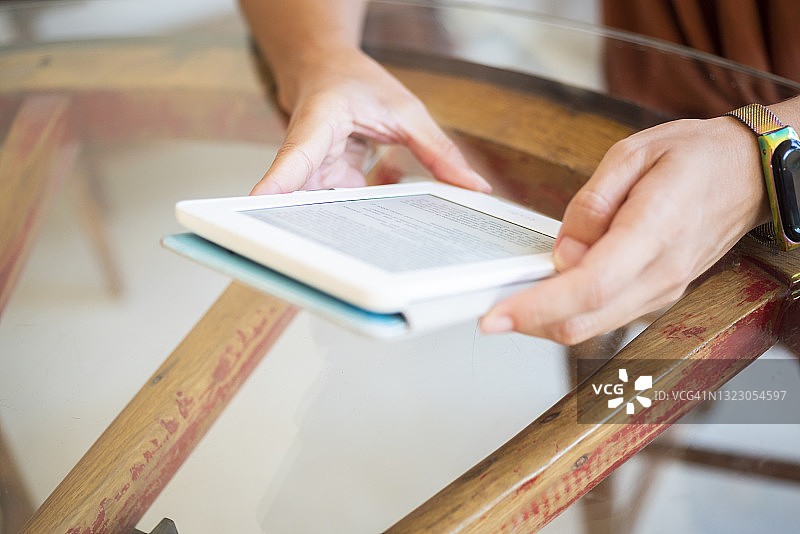 女人阅读电子书图片素材