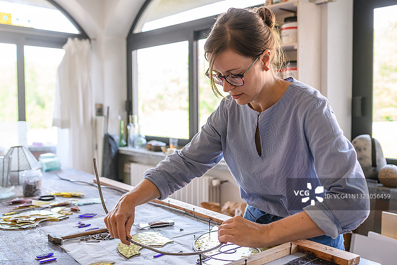 玻璃工艺师在工作室工作图片素材