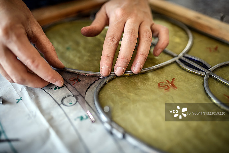 玻璃工艺师在工作室工作图片素材