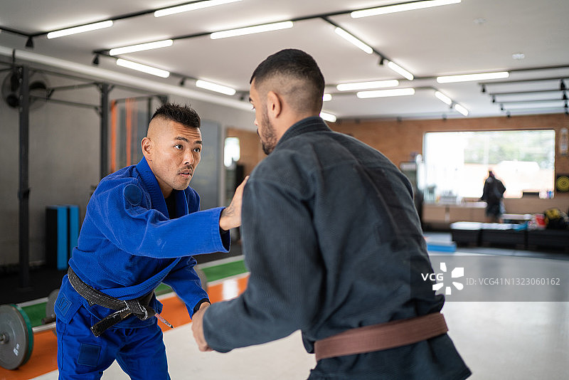 两名男子在健身房练习柔道图片素材