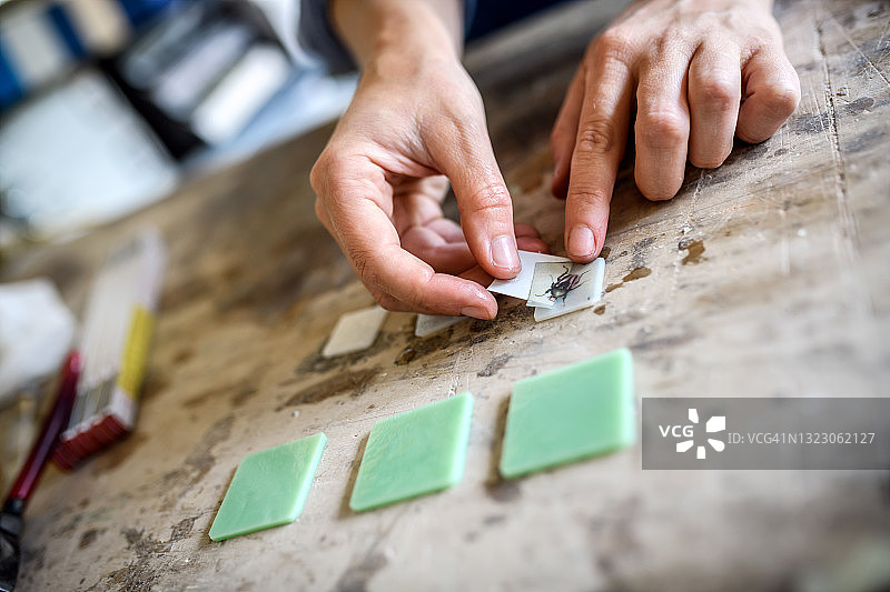 玻璃工艺师在工作室工作图片素材