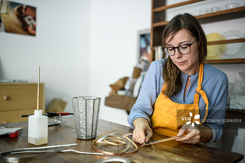 玻璃工艺师在工作室工作图片素材