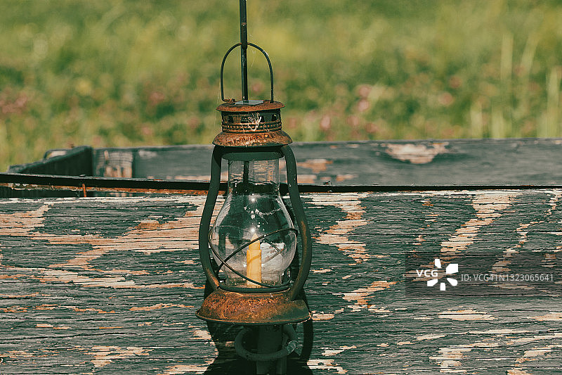 西部木制货车上的旧灯笼图片素材