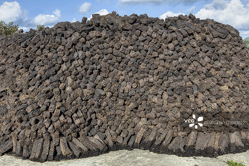 爱尔兰戈尔韦郡堆积的泥炭沼泽草皮图片素材