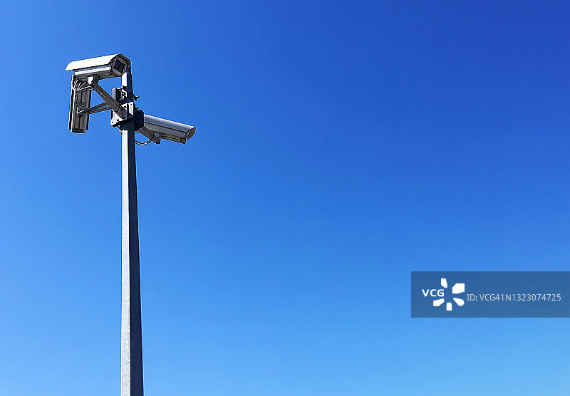 蓝天下的监控摄像头图片素材