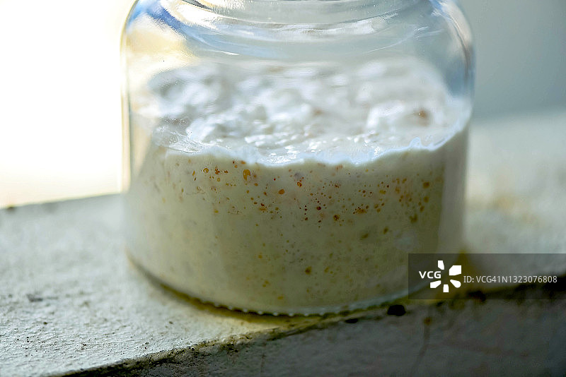壁架上玻璃罐装酸面包酵母的特写图片素材