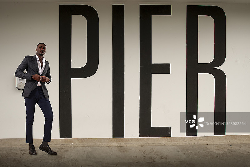 城市街道上的黑人男商人图片素材