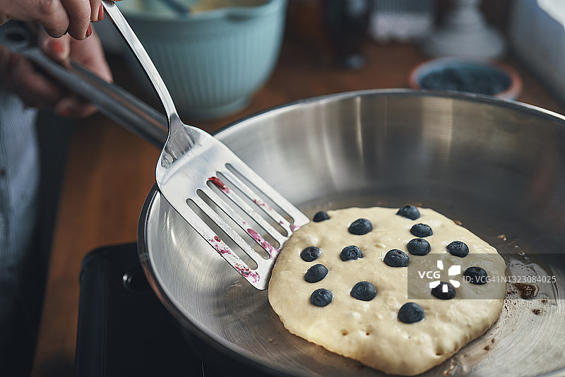 在家制作蓝莓薄煎饼图片素材