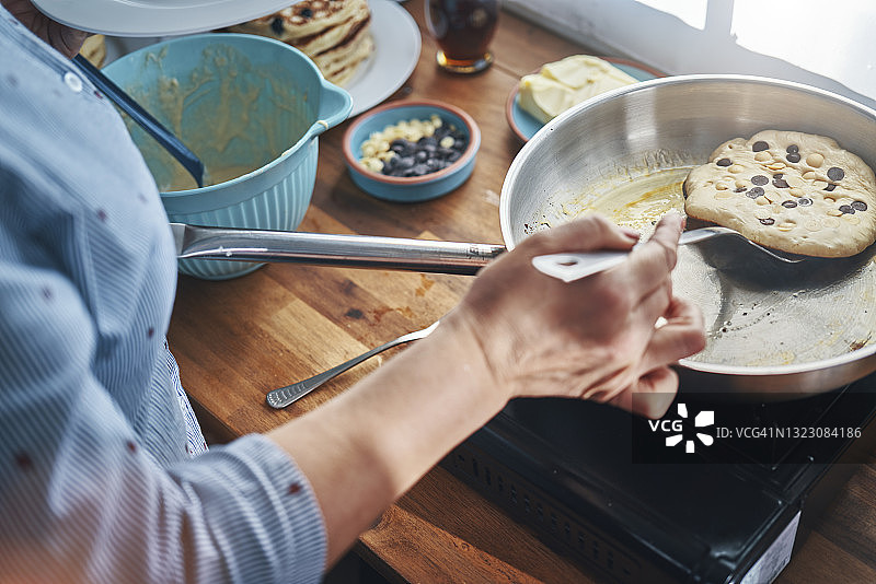 在家制作蓝莓薄煎饼图片素材