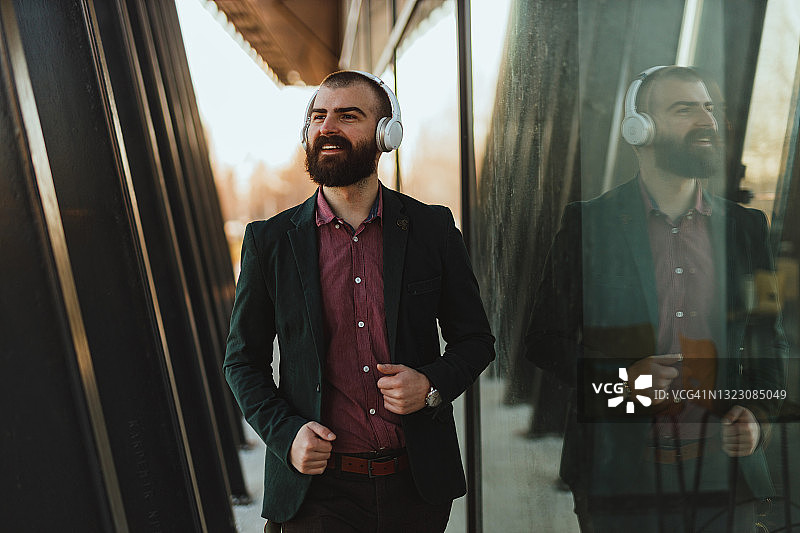 戴耳机听音乐的年轻男人图片素材