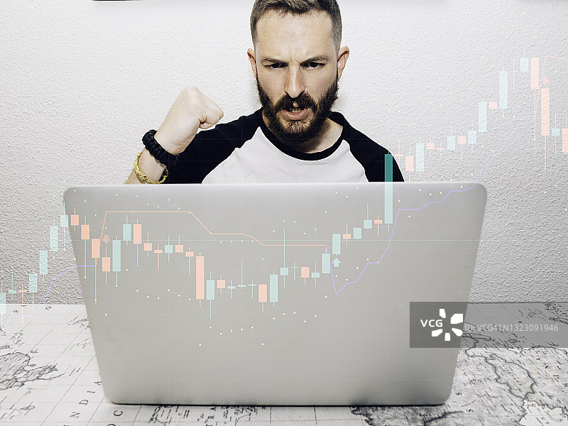 年轻人在股市投资以庆祝销售业绩，双重曝光与趋势图图片素材
