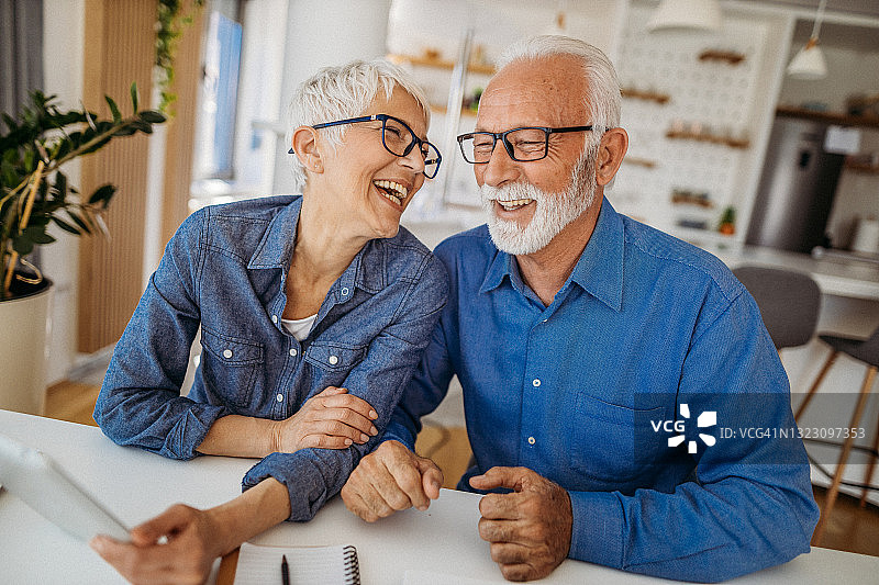 年长夫妇在家中办公室图片素材