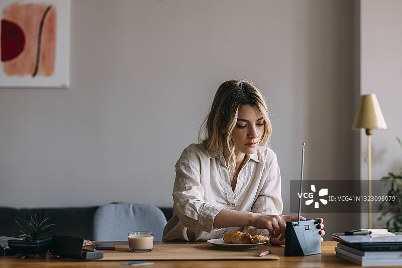 上班前听收音机的漂亮女商人图片素材