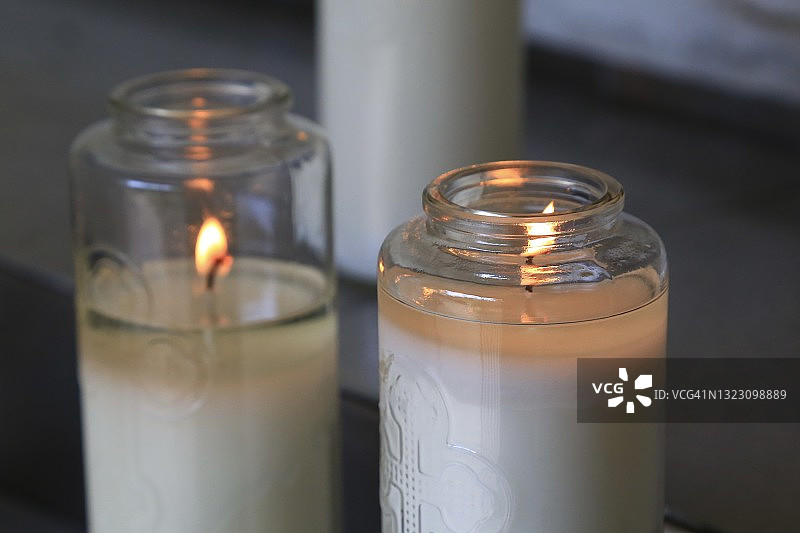 燃烧的祭祀蜡烛图片素材