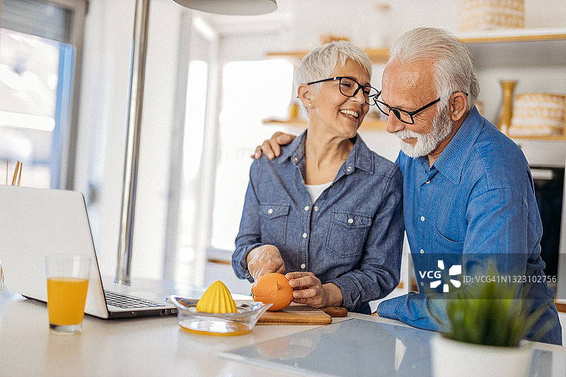 家中的老年夫妇图片素材