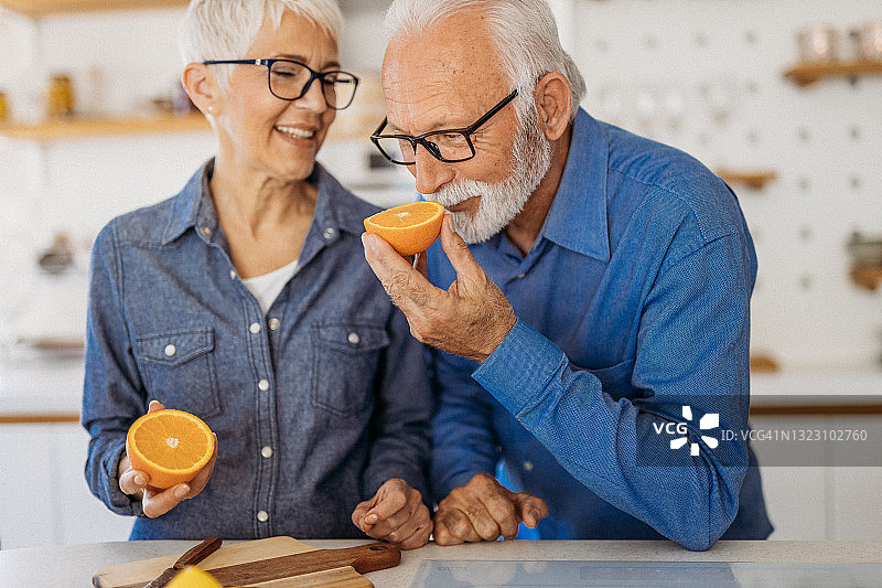 老夫妇在家图片素材