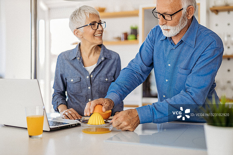 老夫妇在家图片素材