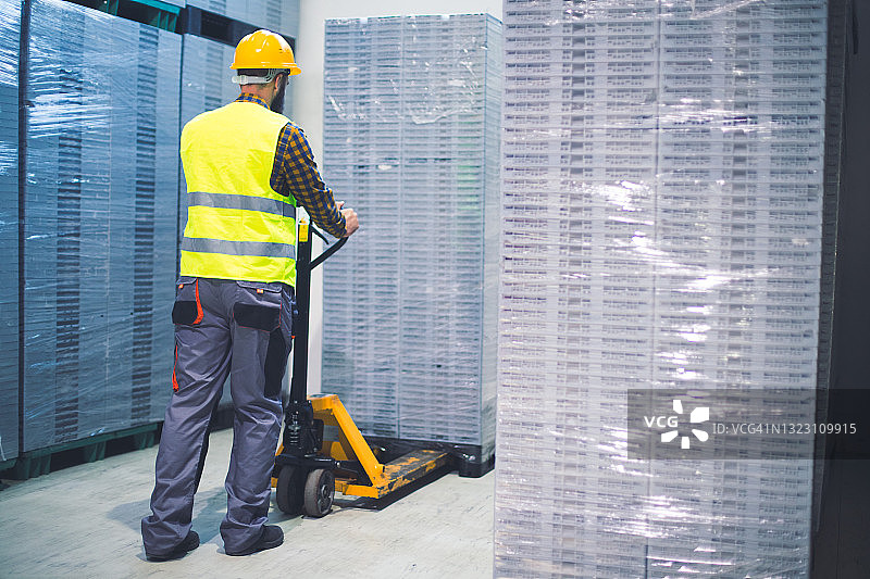 工作中的重物搬运图片素材