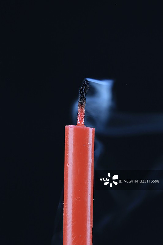 熄灭的生日蛋糕图片素材