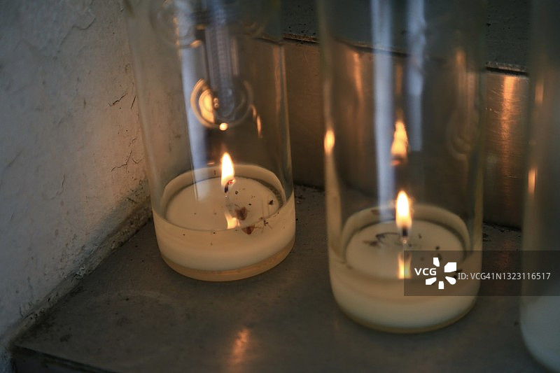 燃烧的祭祀蜡烛图片素材