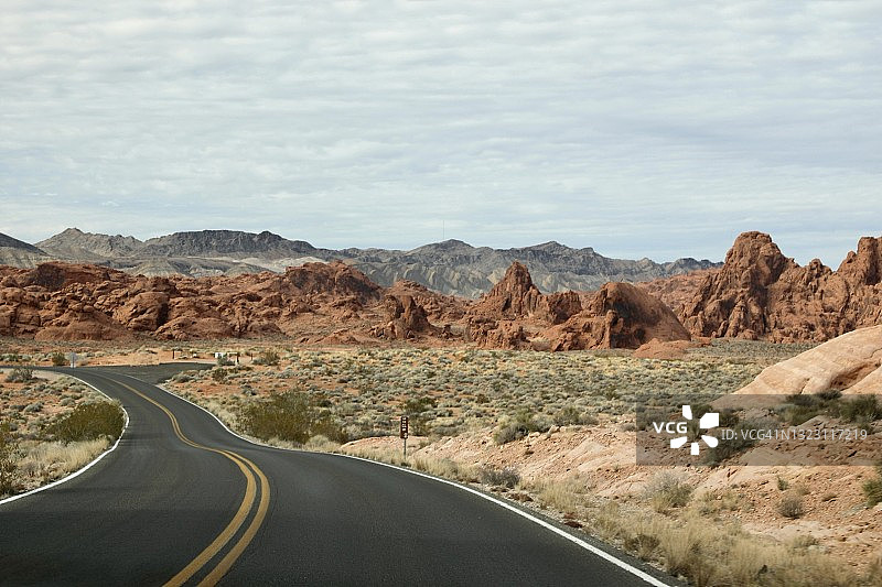 沙漠景观中的漩涡道路图片素材