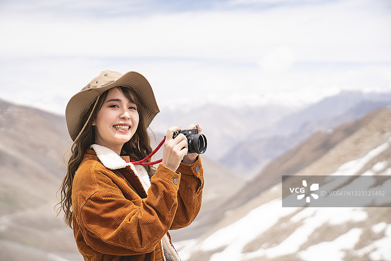 拍照的年轻女游客图片素材
