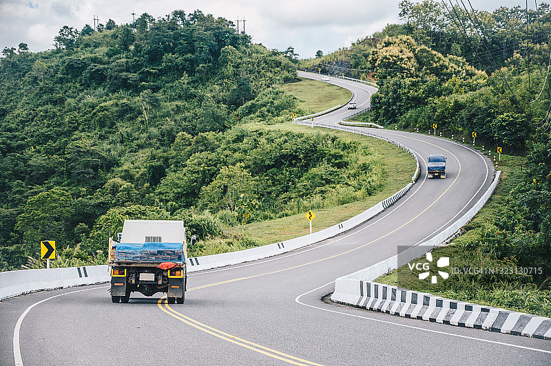 泰国楠府高山上美丽的弯曲道路（看起来像数字3）图片素材