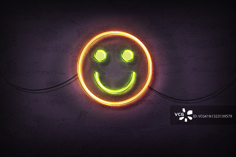 黑暗墙壁上霓虹灯笑脸图片素材