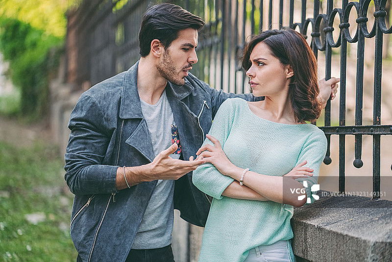 发生冲突的年轻情侣图片素材