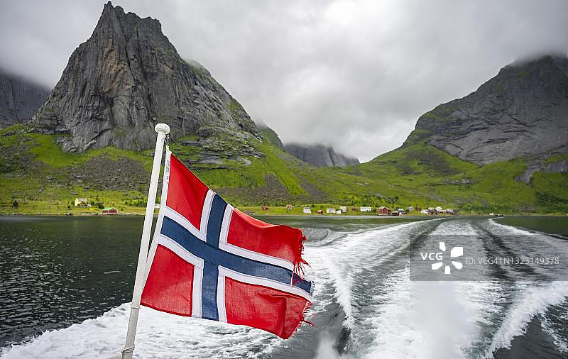 罗弗敦Reinefjord上，从Reine到Vinstadt的渡轮上的挪威国旗图片素材