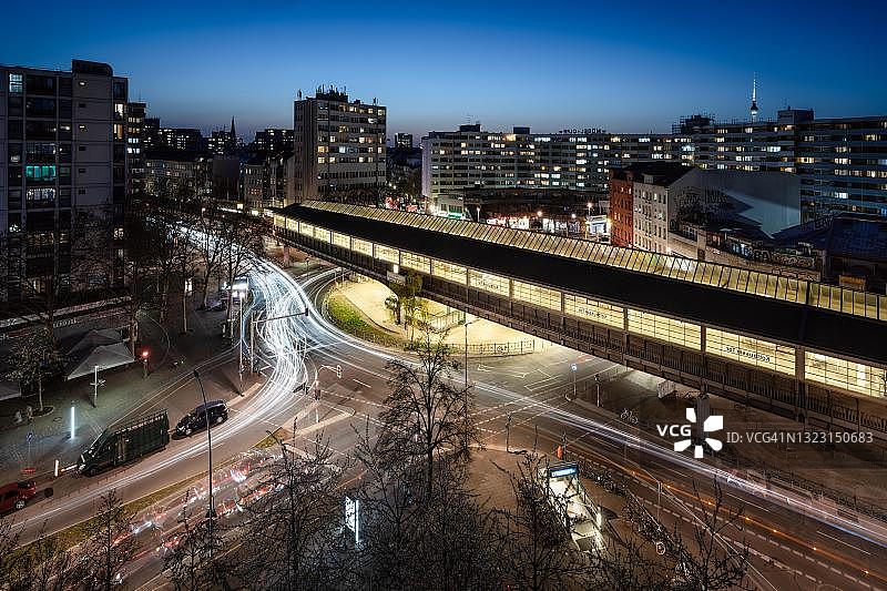 德国柏林克罗伊茨贝格区科特布塞尔托尔火车站夜景图片素材