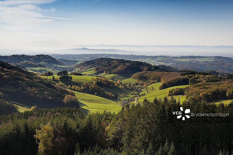 从许纳塞德尔看到的莱茵河谷秋景，位于德国巴登-符腾堡州弗赖堡图片素材