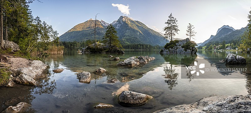 霍赫卡尔特山后的辛特湖，德国巴伐利亚贝希特斯加登国家公园图片素材
