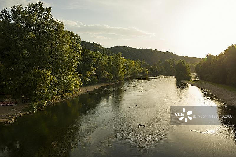 多尔多涅省圣西普里安附近的傍晚景色，法国新阿基坦大区图片素材