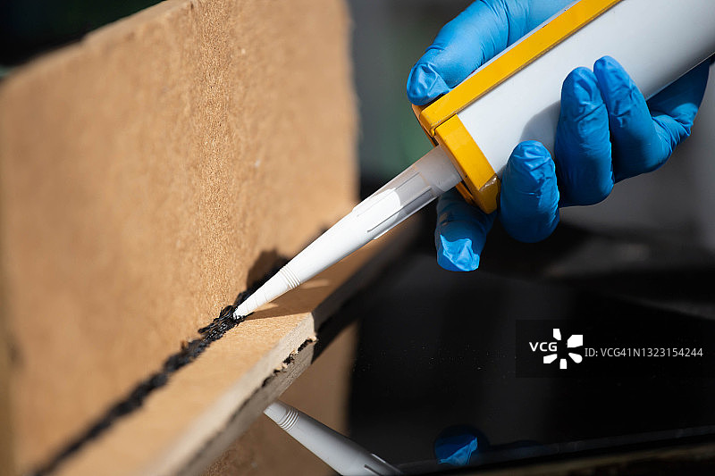 工匠使用硅胶粘合剂进行通用和工业应用：优质醋酸硅酮密封胶图片素材